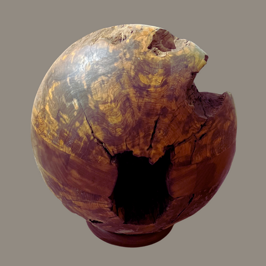 Sfera decorativa artigianale in legno d'olivo scolpita a mano

