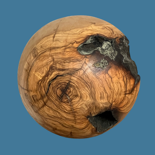 Sfera decorativa artigianale in legno d'olivo scolpita a mano
