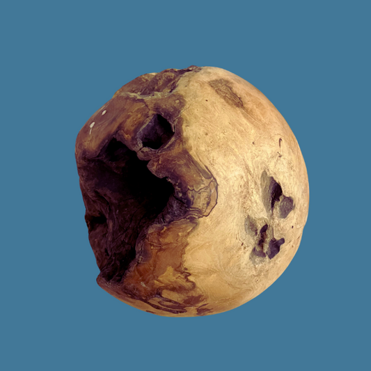 Sfera decorativa artigianale in legno d'olivo scolpita a mano
