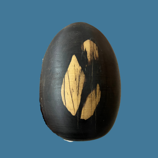 Uovo decorativo artigianale in legno d'olivo scolpito a mano
